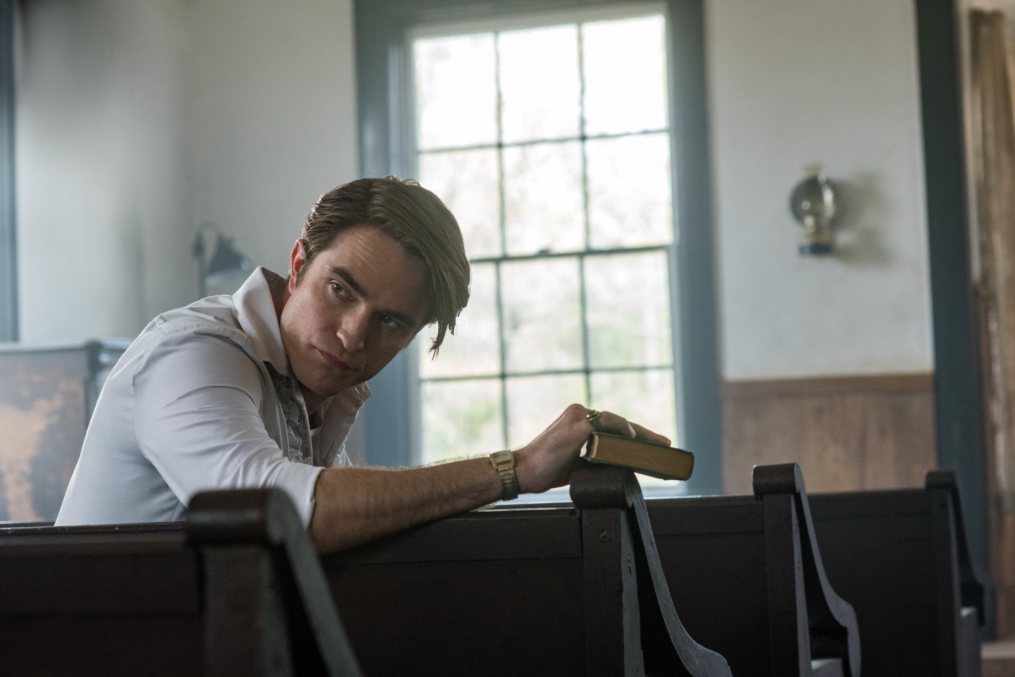 Robert Pattinson จากเรื่อง The Devil All the Time