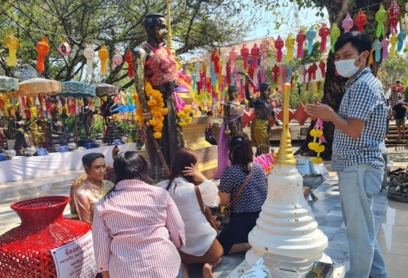 นักท่องเที่ยวแห่เที่ยววัดศาลาลอยโคราช