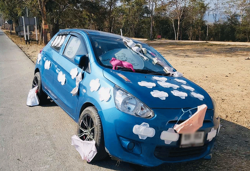สาว ประชดสามี นำชุดชั้นใน-ผ้าอนามัยติดรอบรถ