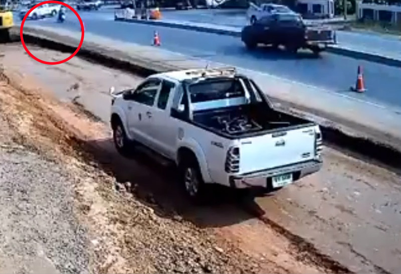 คลิปวงจรปิดหนุ่มขี่จยย.ชนกระบะจุดกลับรถดับ