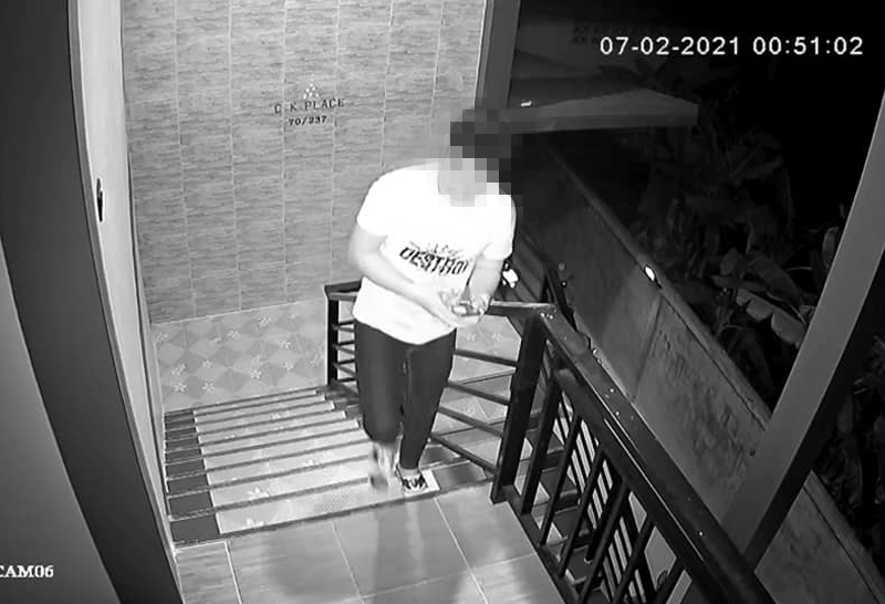 หนุ่มหื่นบุกหอพักเคาะห้องบีบคอสาวหวังข่มขืน