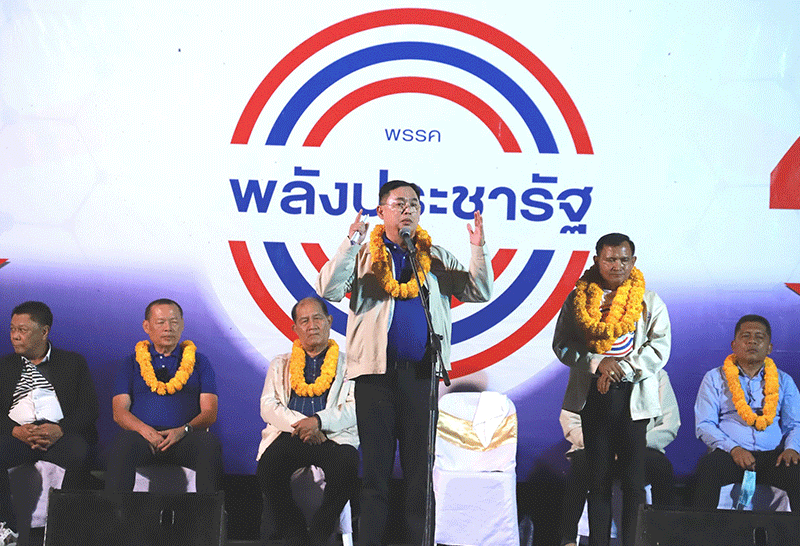 ขึ้นเวทีปราศรัยหาเสียงในตลาดไม้เสียบ