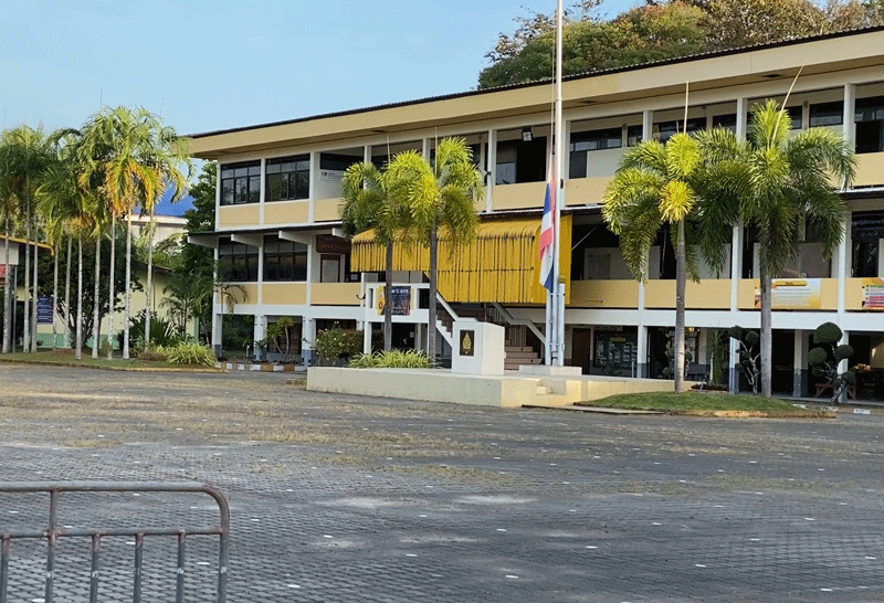 ผอ.โรงเรียน หน้าโรงเรียน