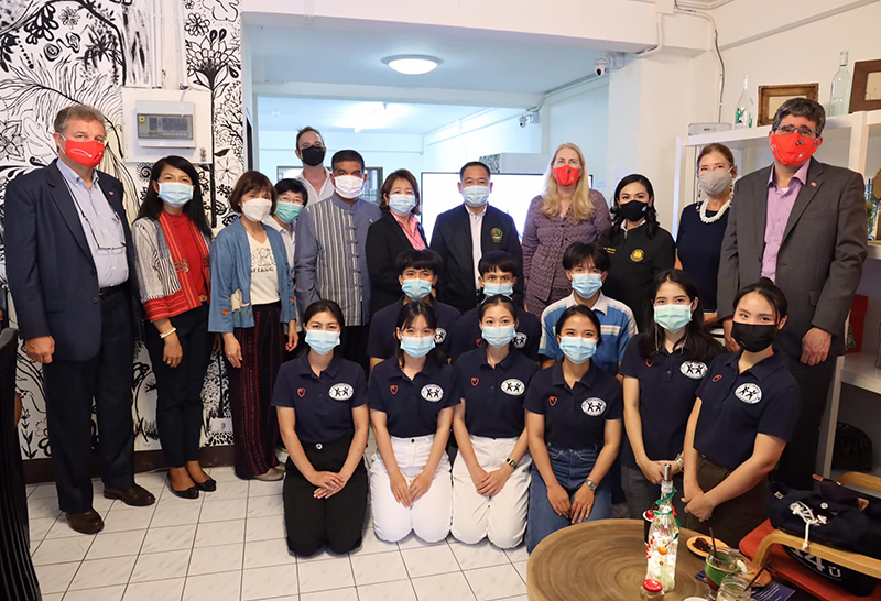 รับฟังการนำเสนอข้อมูลจากมูลนิธิทักษะเพื่อชีวิตหัวข้อ Skills 4 Life on Swiss apprenticeship Skills 4 life