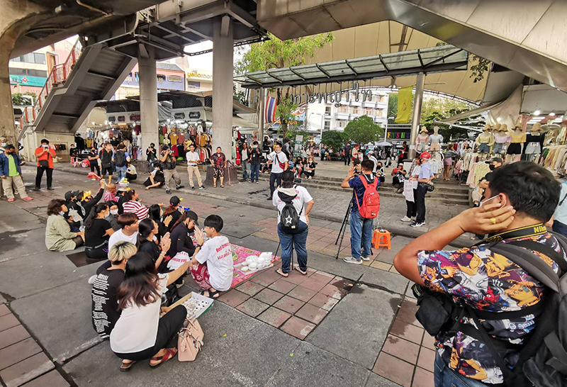 ม็อบอนุสาวรีย์ชัย รวมตัวจี้ เรียกร้องปล่อยแกนนำ แจ้งยุติ 3ทุ่ม