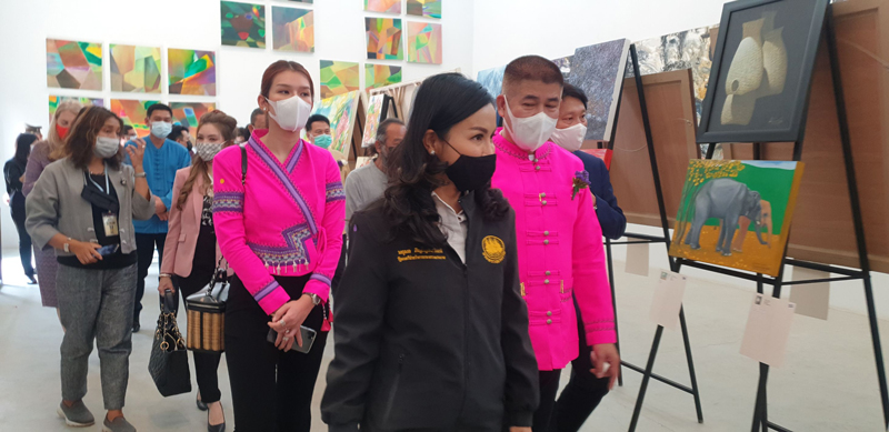 เดินดูผลงานศิลปะ Art for elephant ระดมทุนช่วยเหลือช้าง