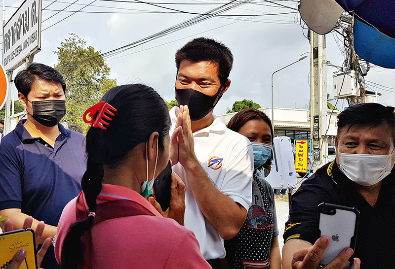 นายธนาธร จึงรุ่งเรืองกิจ ประธานคณะก้าวหน้า