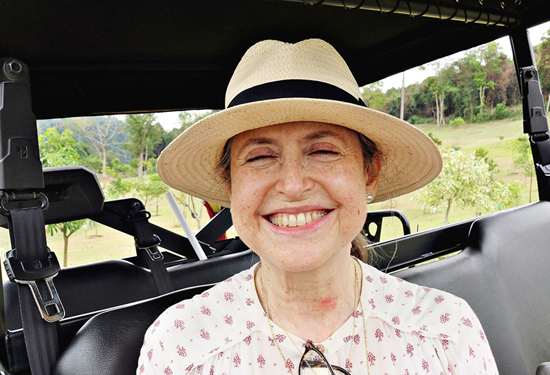 นางอานา มาเรีย ปริเอโต อาบัด (H.E. Mrs. Ana Maria Prieto Abad) เอกอัครราชทูต สาธารณรัฐโคลอมเบียประจำประเทศไทย