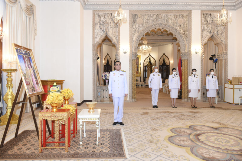แจกันดอกไม้พระราชทาน -นายกฯ2