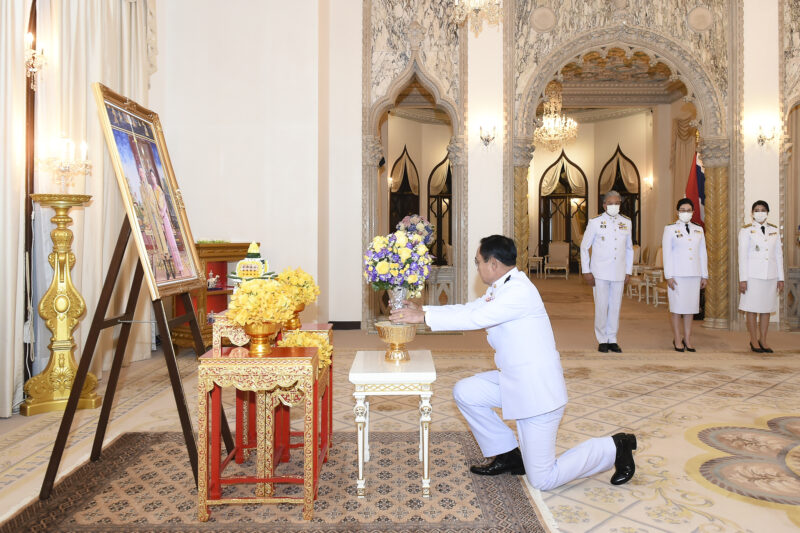 แจกันดอกไม้พระราชทาน -นายกฯ1
