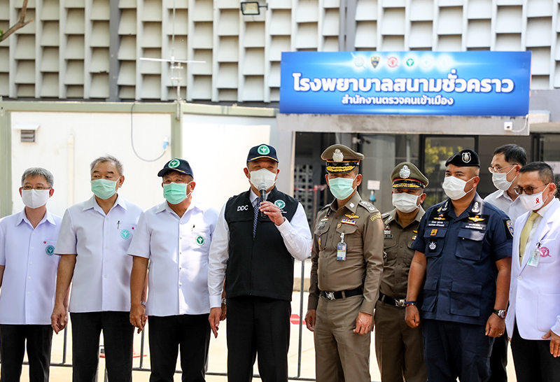 "อนุทิน"ตรวจเยี่ยมเคลื่อนย้ายผู้ต้องกัก100 คนแรกไป รพ.สนามชั่วคราว สตม.