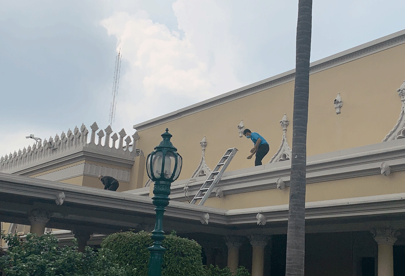 ซ่อมหลังคาตึกสันติไมตรี ทำเนียบ