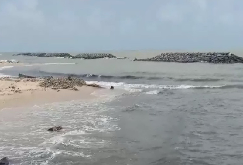 ก้อนตะกอนน้ำมันยังทะลักหาดหัวไทรหนัก