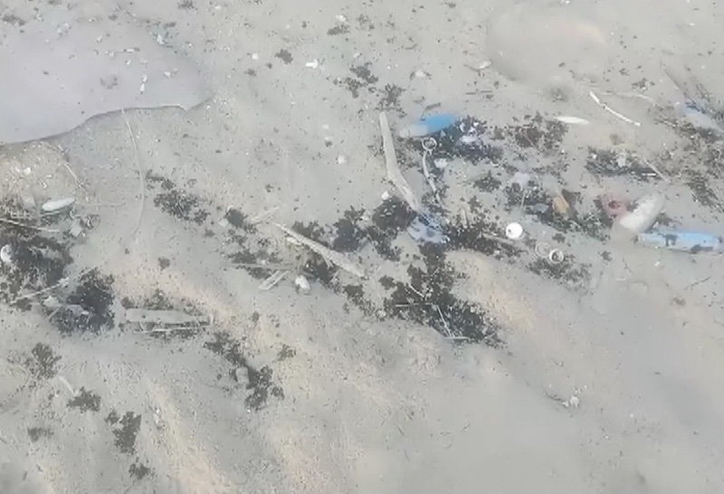 ก้อนตะกอนน้ำมันยังทะลักหาดหัวไทรหนัก