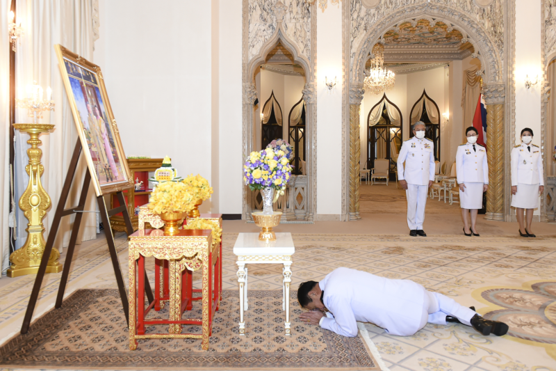 แจกันดอกไม้พระราชทาน -นายกฯ