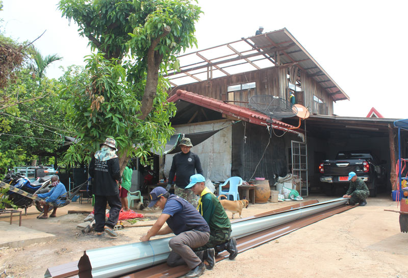 ทหารโคราชซ่อมบ้านเสียหายจากพายุฤดูร้อน