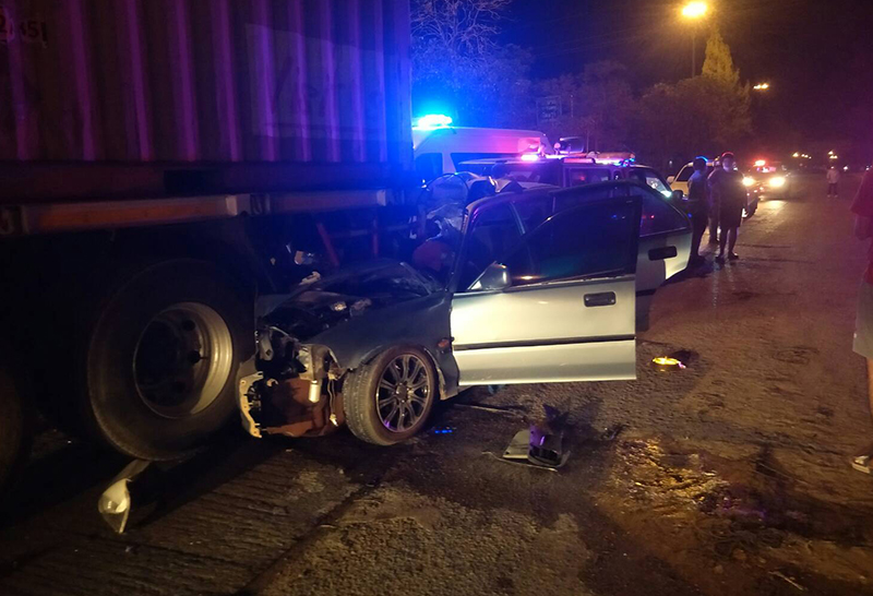 รถเก๋งพุ่งชนท้ายรถบรรทุกสิบล้อกลางสี่แยกคูหา