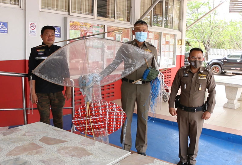 หนุ่มหวิดดับขับเก๋งเจอเชือกขึงบนสะพาน