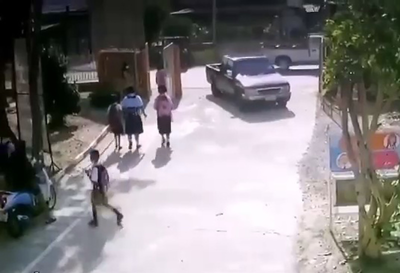 เปิดภาพวินาทีบั้งไฟน้อยพุ่งใส่หัวเด็กนักเรียน(คลิป)