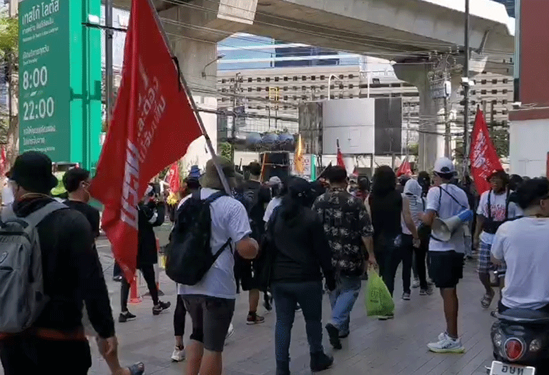 ไผ่ ดาวดิน เดินทะลุฟ้า