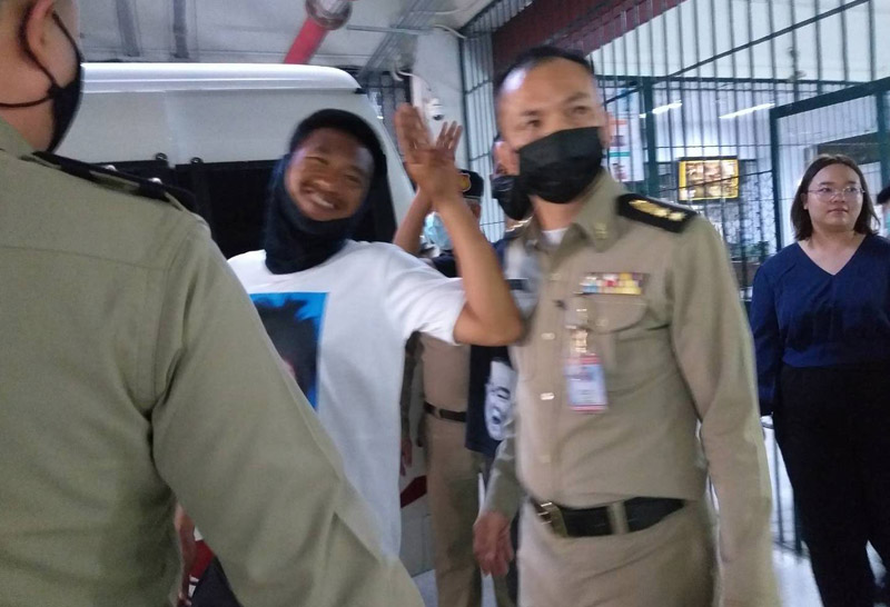 นอนคุก!ศาลไม่ให้ประกัน"รุ้ง-ไมค์-ไผ่"คดีปักหมุด