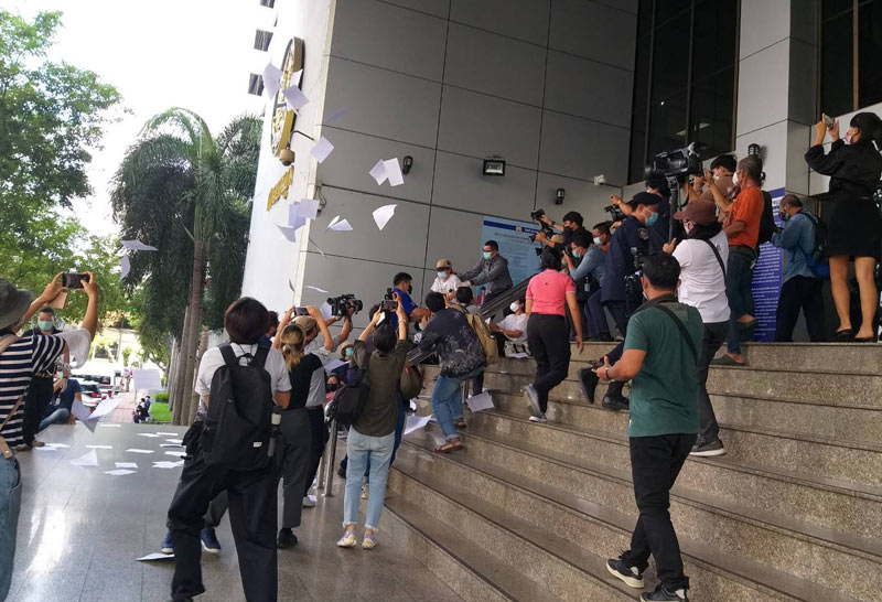 "เบนจา"ยื่นรายชื่อประท้วงปล่อยตัวแกนนำราษฎร