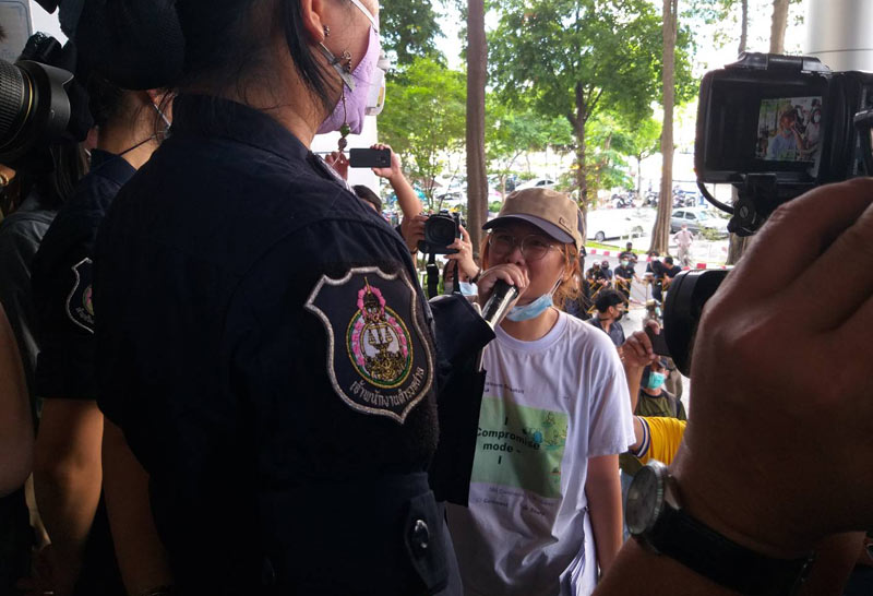 "เบนจา"ยื่นรายชื่อประท้วงปล่อยตัวแกนนำราษฎร