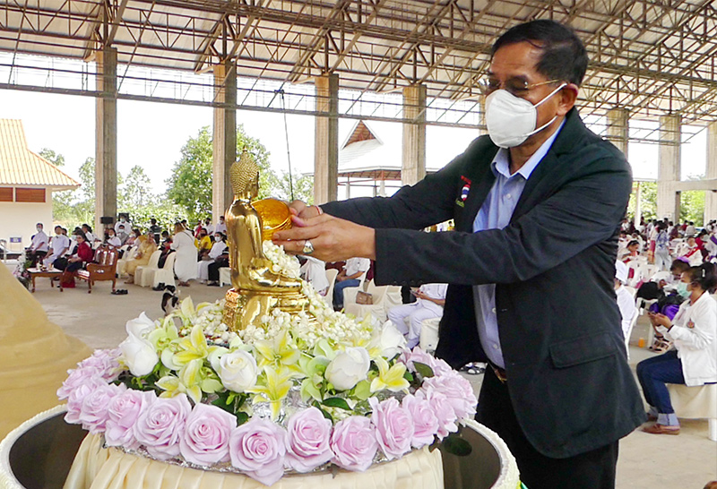 พุทธศาสนิกชนร่วมงานบุญสืบสานประเพณีสงกรานต์ สรงน้ำพระ ขนทรายเข้าวัด ก่อพระเจดีย์ทราย