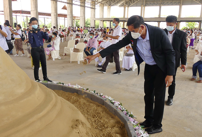 พุทธศาสนิกชนร่วมงานบุญสืบสานประเพณีสงกรานต์ สรงน้ำพระ ขนทรายเข้าวัด ก่อพระเจดีย์ทราย