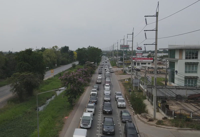ถนนสาย 304 ปักธงชัย รถหนาแน่น เคลื่อนตัวได้ช้า