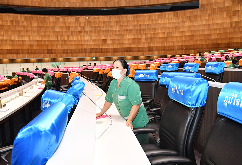 Big Cleaning Day ห้องประชุมรัฐสภา หลังปิดสมัย โดยการฉีดน้ำยาฆ่าเชื้อโควิด-19