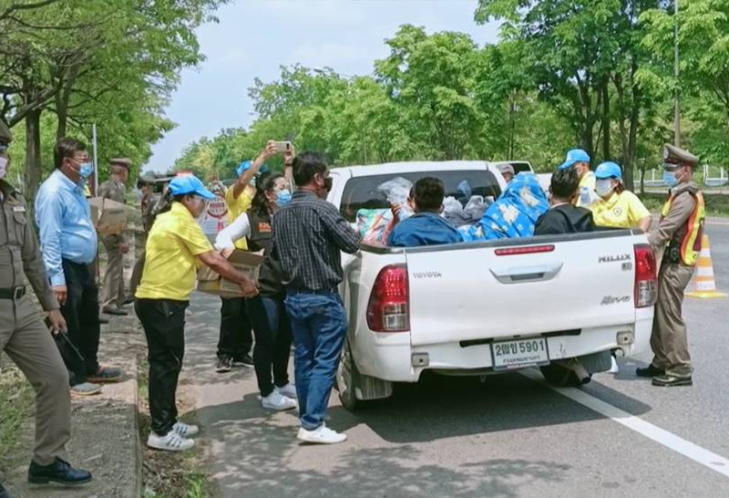 ตร.กบินทร์บุรีแจกข้าวเหนียวหมูให้ปชช.เดินทาง