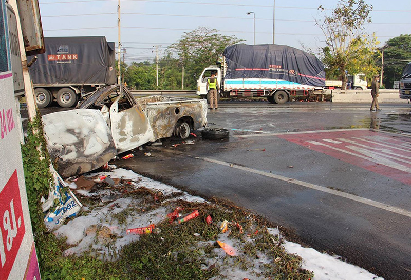 รถกระบะ บรรทุกสเปรย์ยาฉีดกันยุงพลิกคว่ำระเบิดไฟลุกท่วม