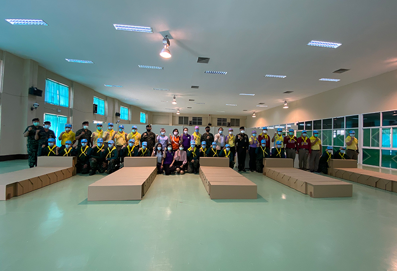 จิตอาสาร่วมกันประกอบ เตียงสนามกระดาษเอสซีจี พี