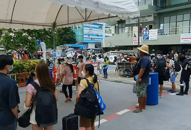 หยุดยาวสงกรานต์ นักท่องเที่ยวแห่เที่ยว เกาะล้าน แน่นท่าเทียบเรือ