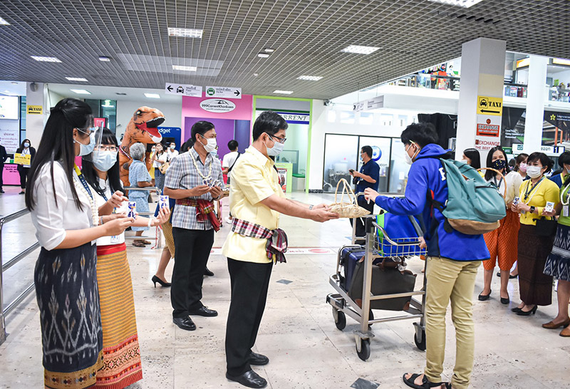 ท่าอากาศยานขอนแก่น เข้มมาตรการป้องกันโควิดแจกสเปรย์แอลกอฮอล์