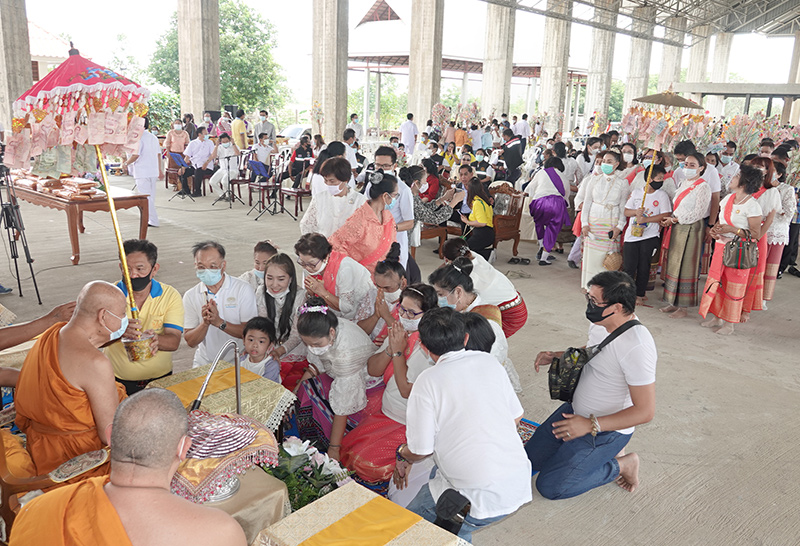 พุทธศาสนิกชนร่วมงานบุญสืบสานประเพณีสงกรานต์ สรงน้ำพระ ขนทรายเข้าวัด ก่อพระเจดีย์ทราย
