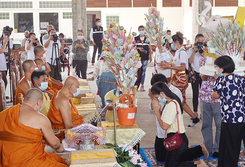 ทอดผ้าป่าสามัคคี เพื่อเติมเต็มกองทุนเทคอนกรีตฐานราก สร้างอุโบสถวัดสายสุวพรรณ