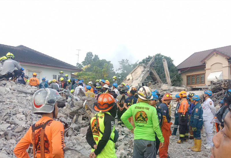 กู้ร่างเหยื่อบ้านถล่มครบ5ศพแล้ว - อาคารถล่ม 2