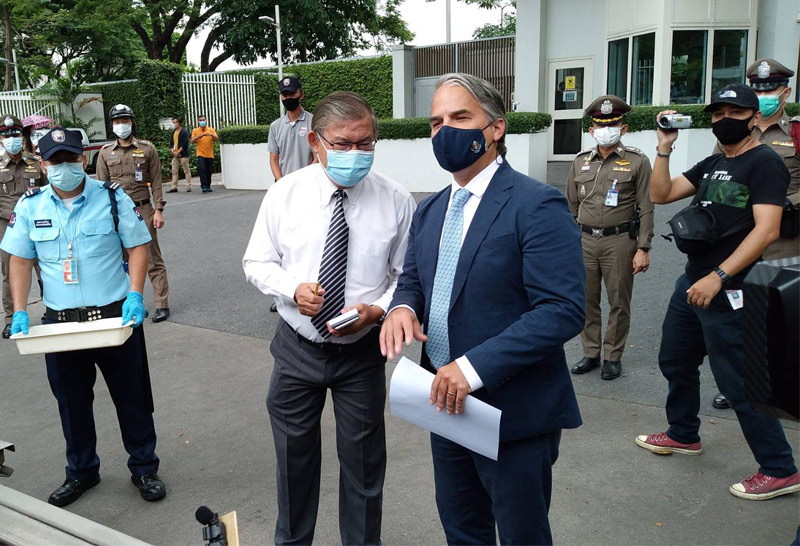 ตัวแทนม็อบยื่นจม.3สถานทูตช่วย"เพนกวิน-รุ้ง"