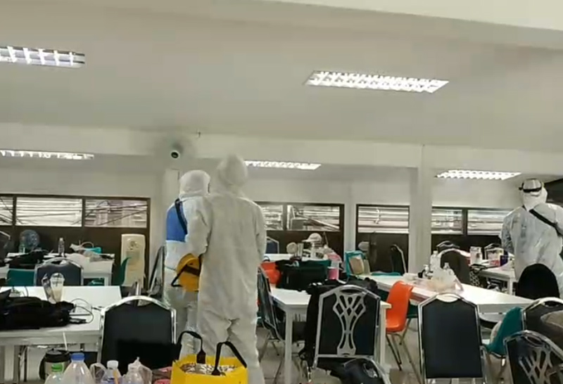 ทำเนียบฉีดยาฆ่าเชื้อโควิดห้องรมต.-ห้องสื่อ