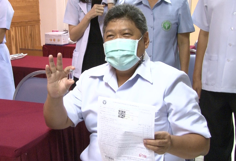 นพ.สสจ.ชัยนาทประเดิมฉีดวัคซีนฯเข็มแรก