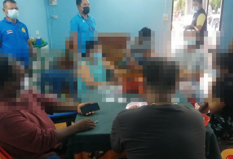 เย้ยโควิด!นักพนันตั้งวงเล่นไพ่