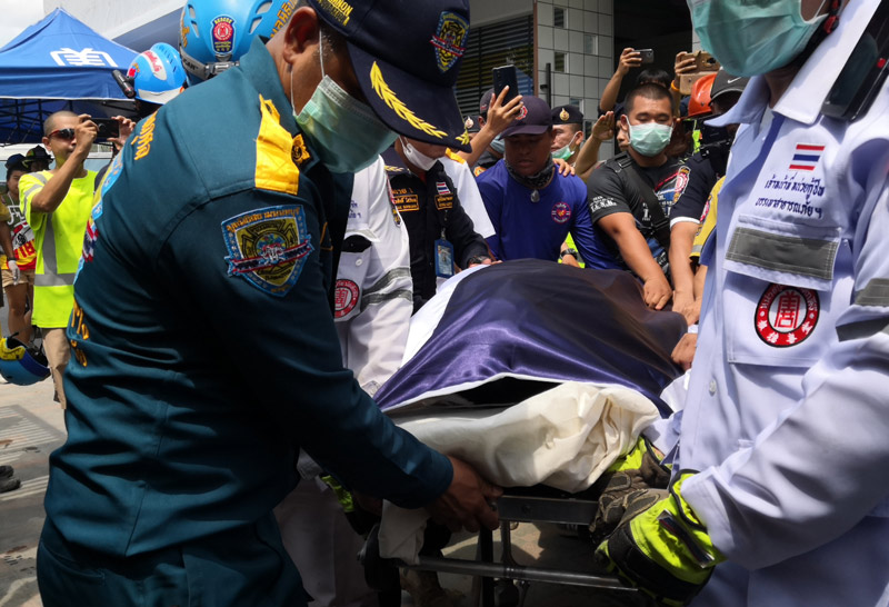 ผู้ว่าฯอัศวินนำธงชาติคลุมร่างกู้ภัย