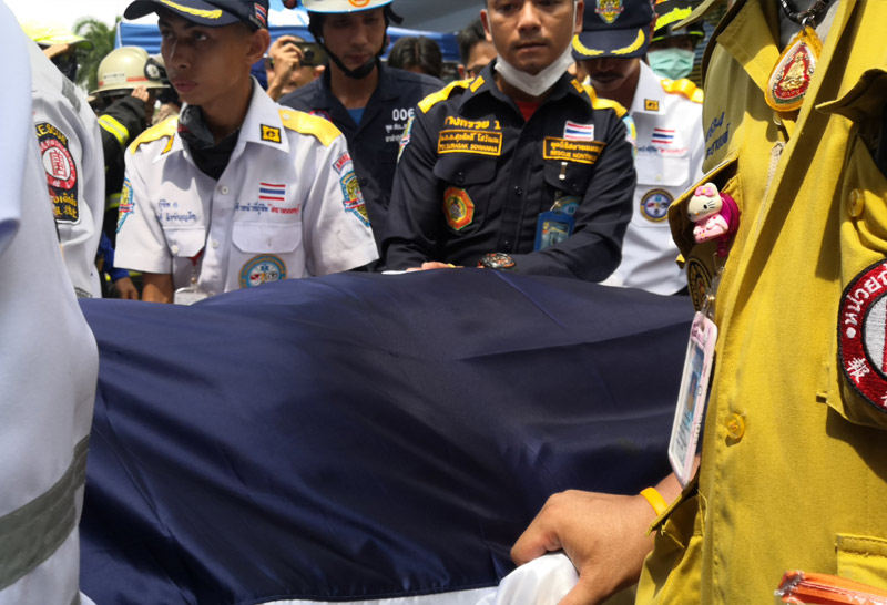 ผู้ว่าฯอัศวินนำธงชาติคลุมร่างกู้ภัย