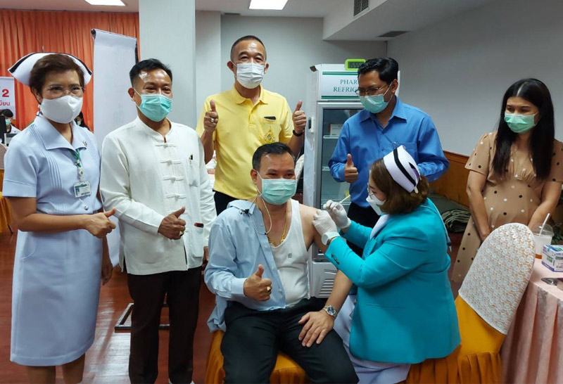 ผู้ว่าฯเพชรบูรณ์นำร่องฉีดวัคซีนโควิดเข็มแรก