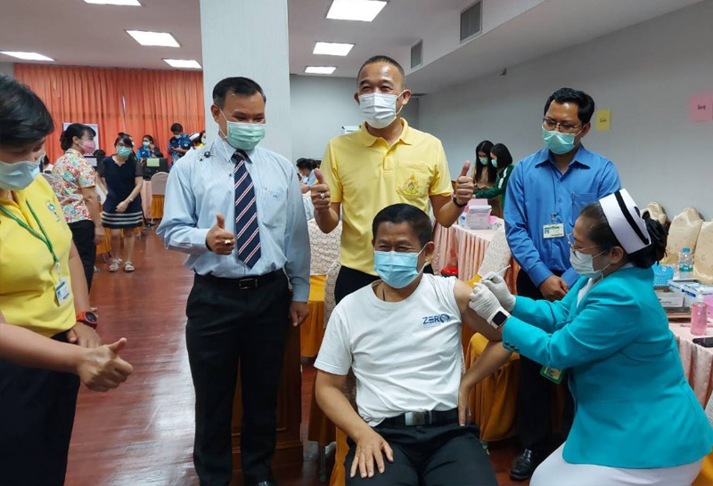 ผู้ว่าฯเพชรบูรณ์นำร่องฉีดวัคซีนโควิดเข็มแรก