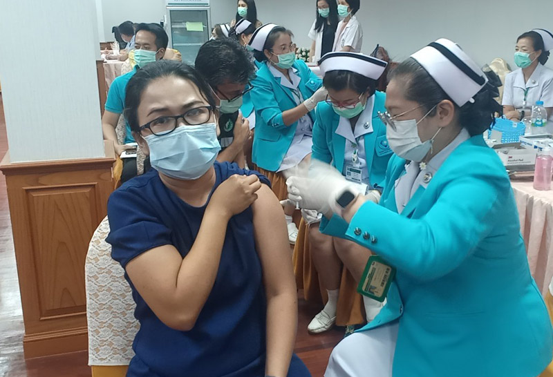 ผู้ว่าฯเพชรบูรณ์นำร่องฉีดวัคซีนโควิดเข็มแรก