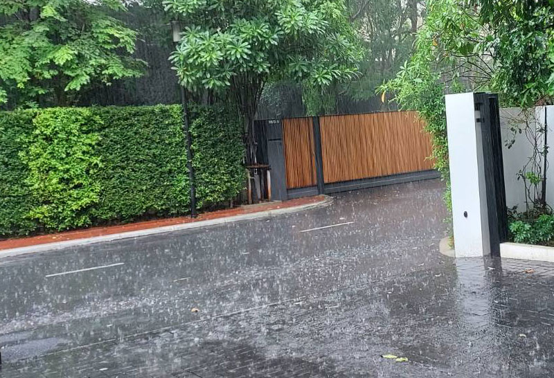 รามคำแหง-สุขุมวิทฝนตกหนักรถเริ่มติดขัด