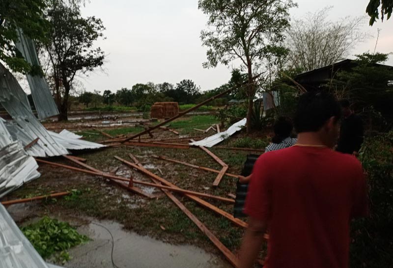 พายุฤดูร้อนพัดถล่มศรีสะเกษบ้านพัง